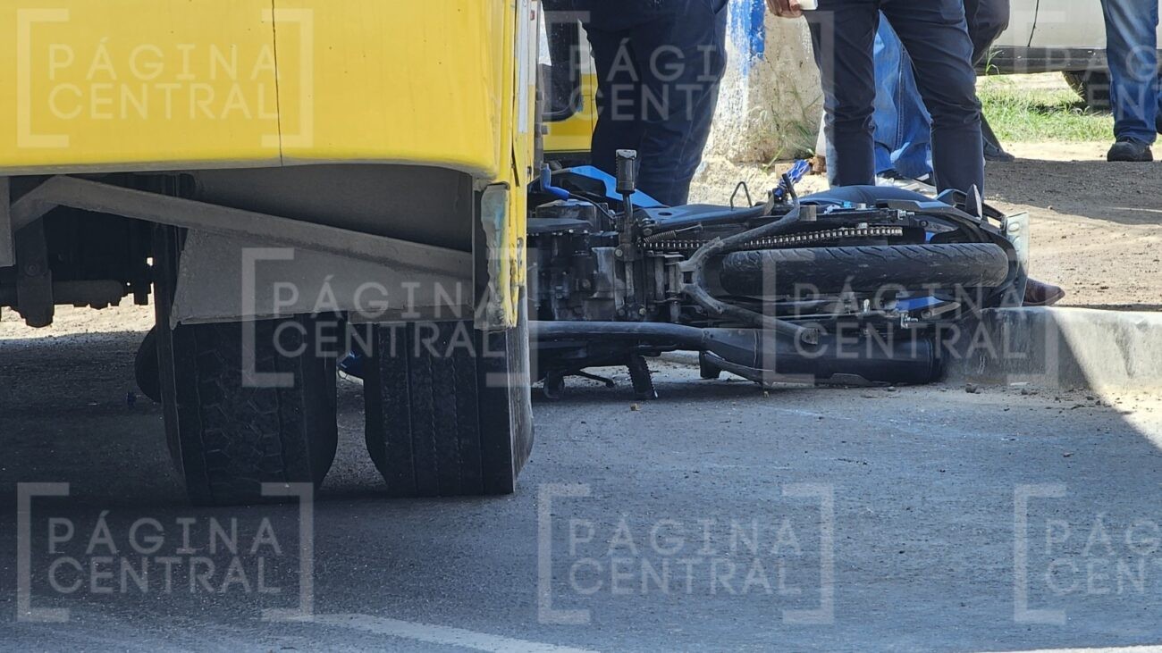 Motocicleta queda debajo de un camión urbano tras choque en el bulevar San Juan Bosco