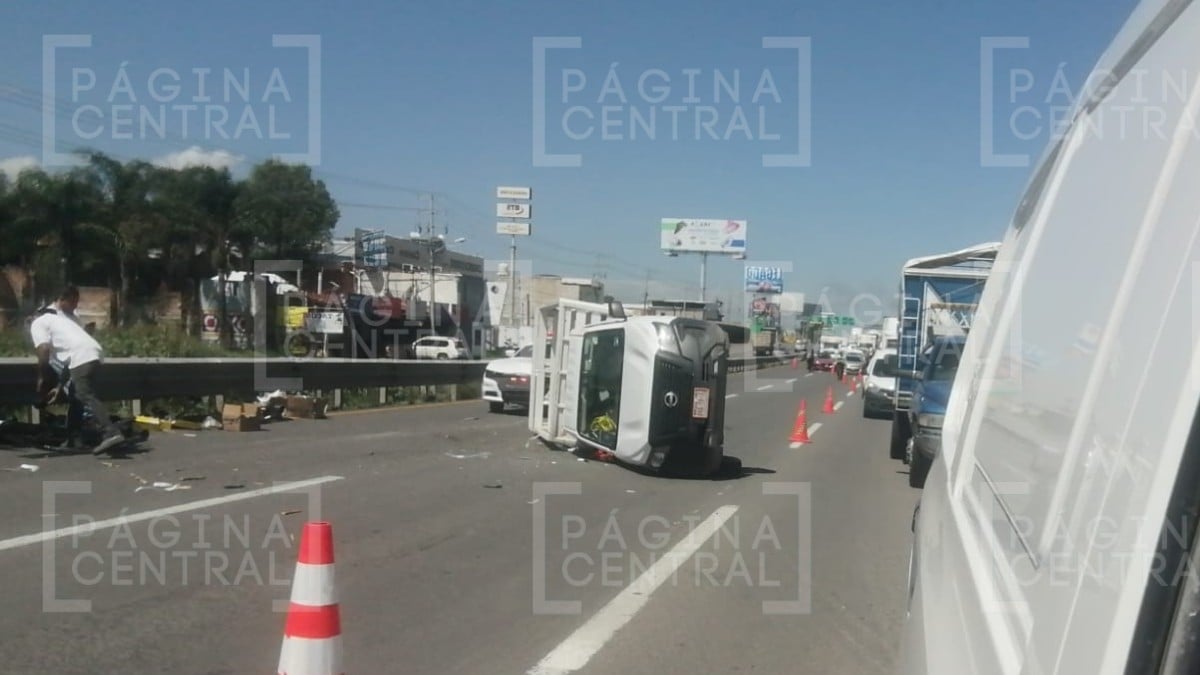 Vuelca camioneta sobre la León-Silao y toda la mercancía quedó regada en la carretera