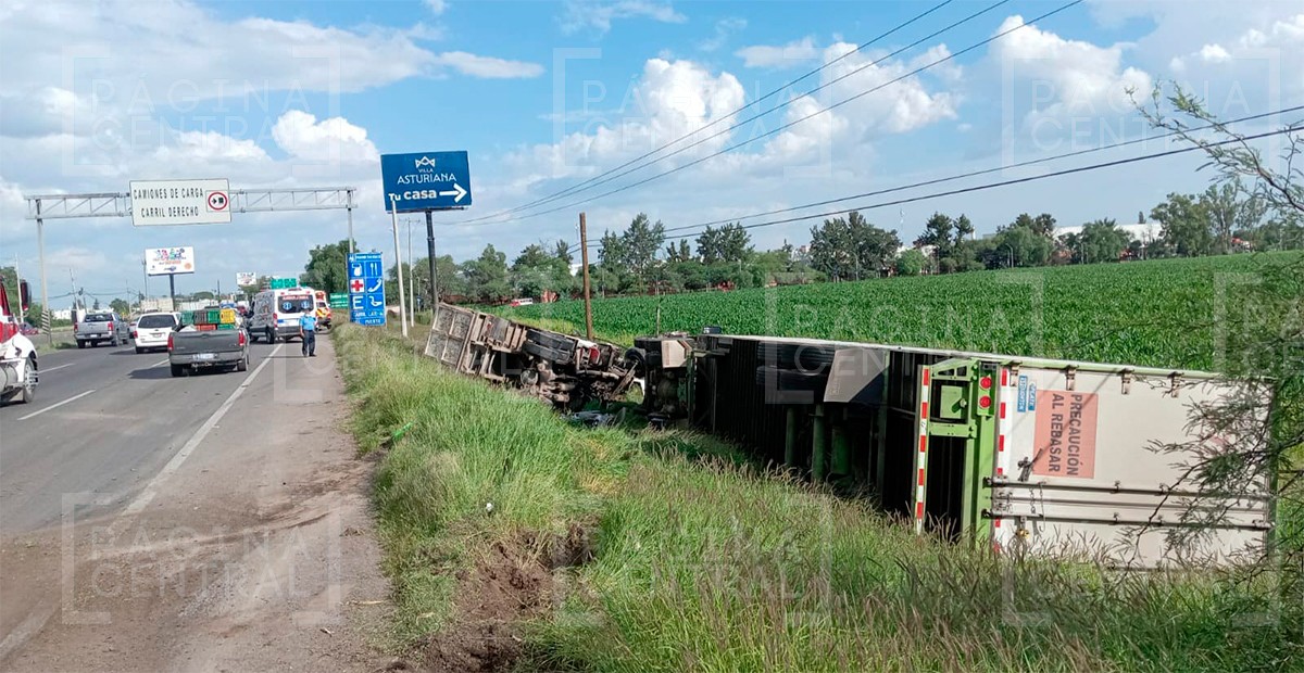 Tráiler impacta a tolva y vuelcan en la carretera León-Silao, hay un lesionado