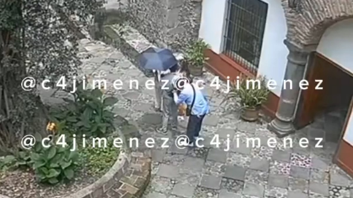 VIDEO Pareja dice a abuelitos que una paloma los ensució, pero es un truco para robarles