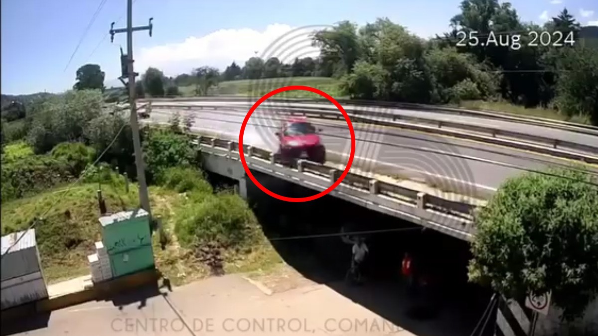 VIDEO Auto derrapa en medio de un puente y queda a punto de caer