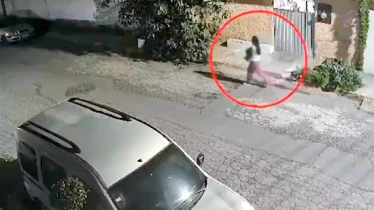 VIDEO Captan a mujer al momento de abandonar a bebé recién nacido en una bolsa en la calle