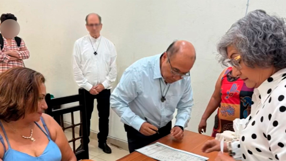 Sacerdote mexicano de 67 años decide colgar la sotana para casarse con migrante hondureña
