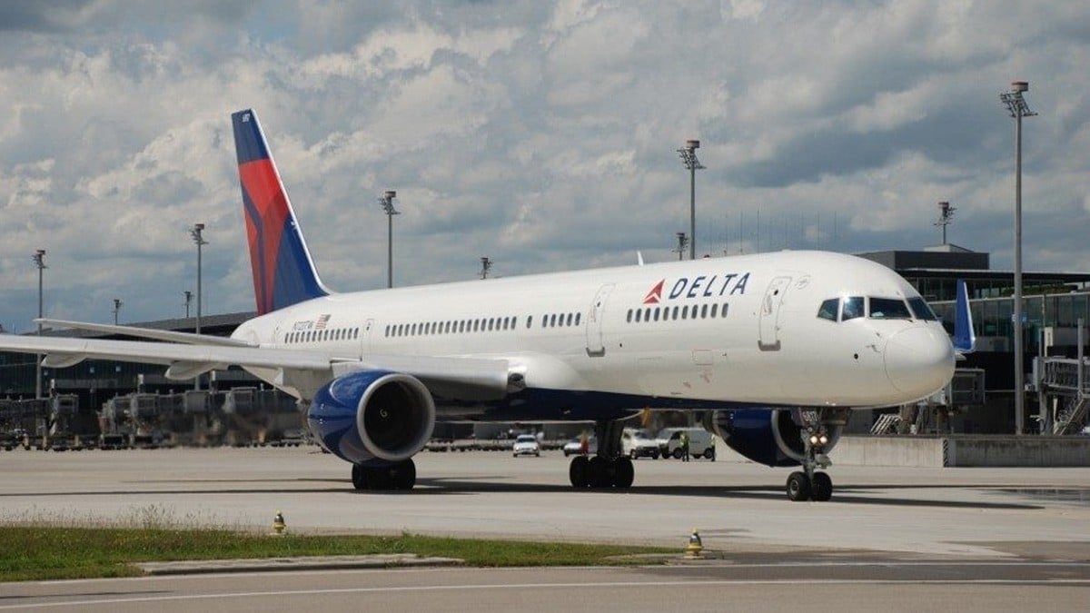 Explota neumático de un avión en aeropuerto y dos trabajadores fallecen