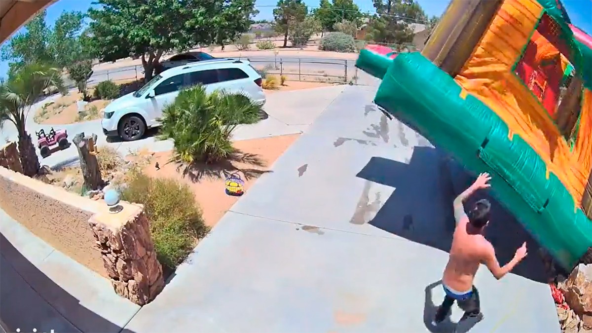 VIDEO Captan cómo fuertes vientos se llevan el ‘brincolín’ antes de fiesta infantil