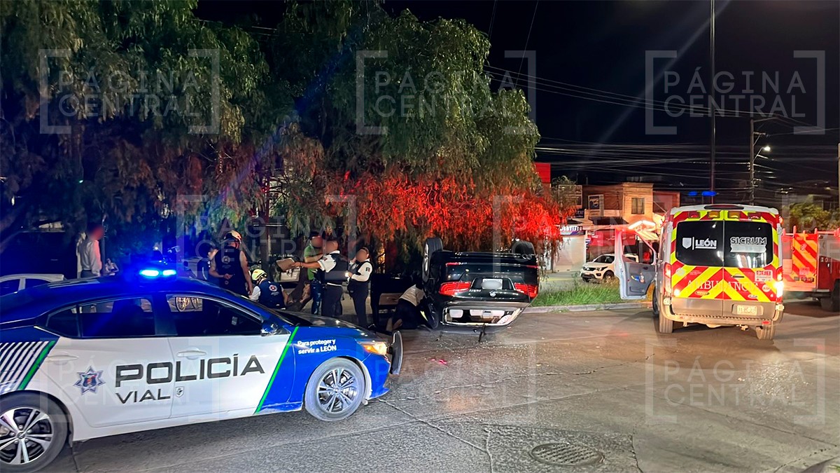 BMW termina llantas arriba tras volcar en la colonia Colinas de Santa Julia