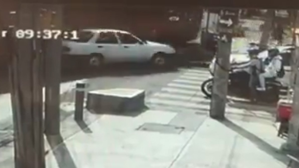 VIDEO Autobús pierde el control y provoca una carambola; partió una moto a la mitad