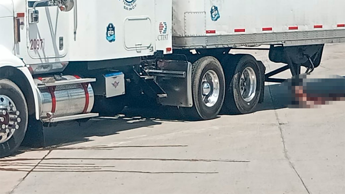Detienen a conductor de tráiler porque llevaba varios metros arrastrando un cuerpo
