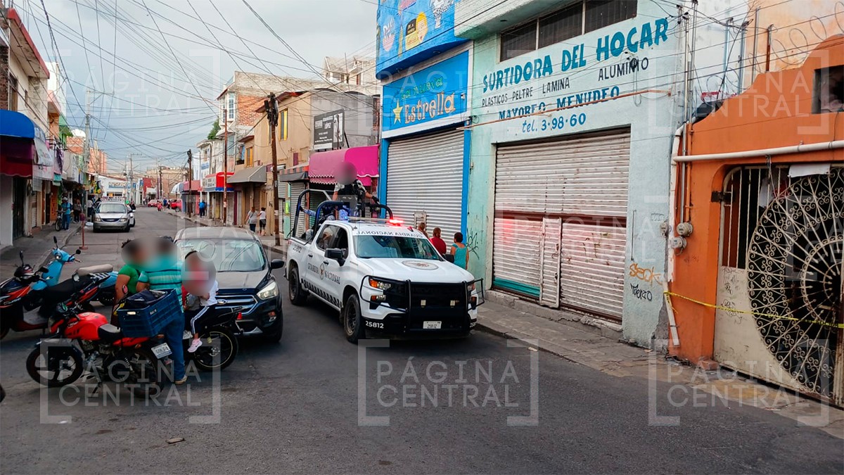 Atacan un local de zapatos en conocido centro comercial y asesinan a tres personas