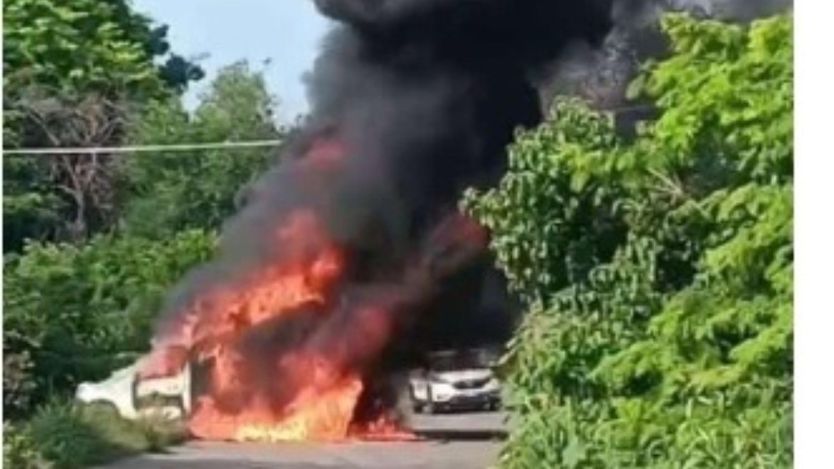Bloquean, atacan comandancia con drones y queman autos en Michoacán