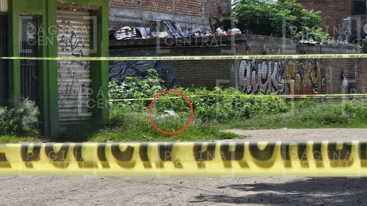 Tiran cuerpo ensabanado en un baldío de la colonia Valle del Carmen