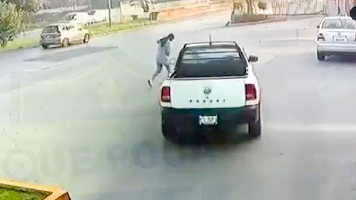 VIDEO Captan cuando camioneta atropella a una mujer y escapa a toda velocidad