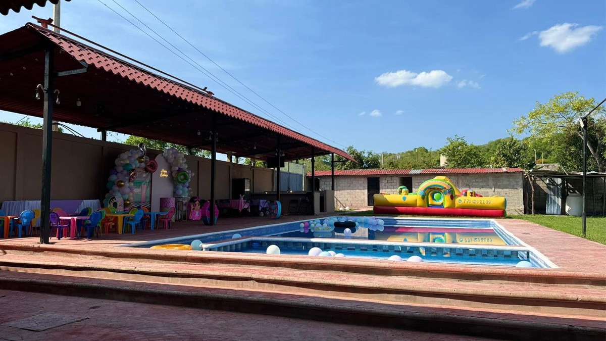 Familia festejaba en una alberca pero terminan intoxicados; hay 9 menores afectados