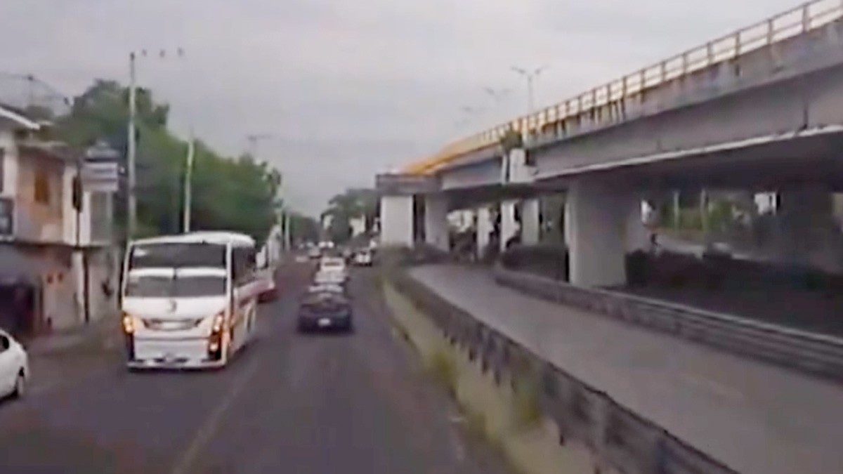 VIDEO Camión cae desde un puente al arroyo vehicular; chofer intenta huir