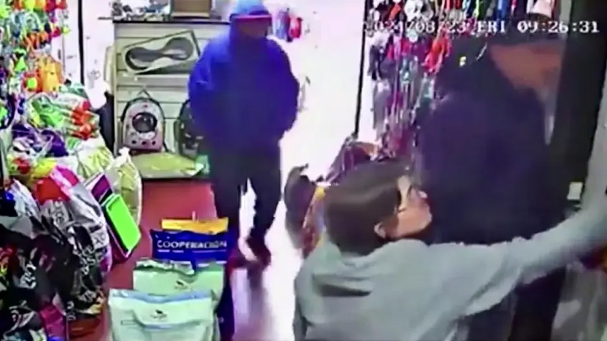 VIDEO 'Soy yo o ellos': Mujer repele a asaltantes arrojándoles agua hirviendo