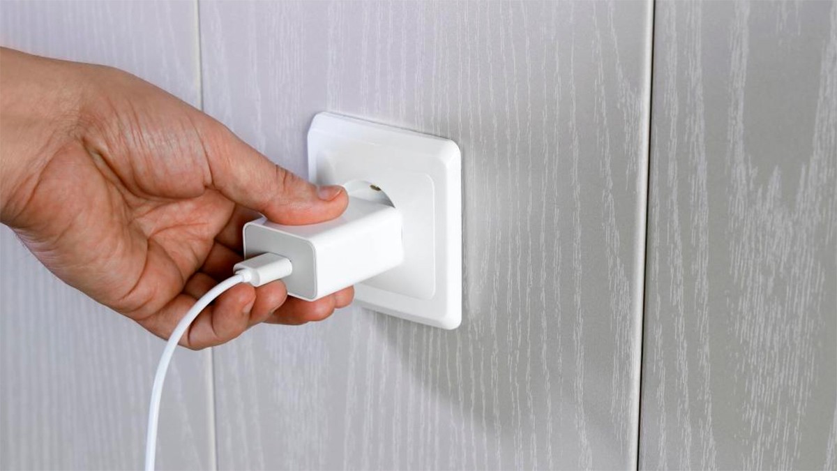 ¿Podría generar un incendio si cargo mi celular en exceso