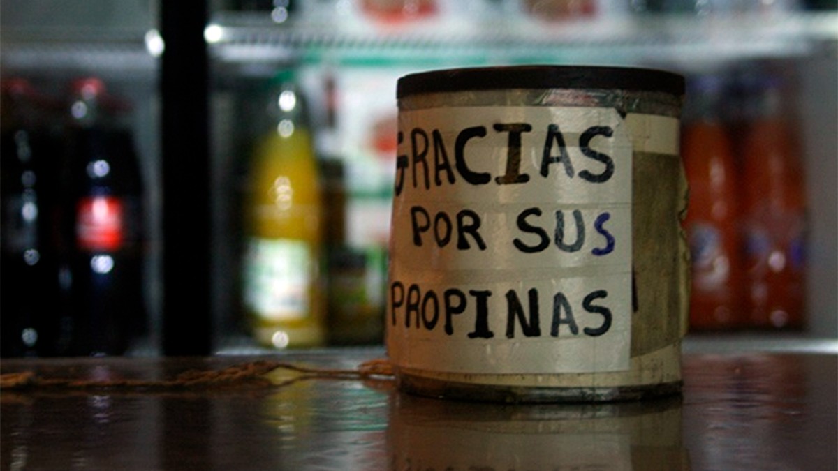 ¿Qué debes hacer si te incluyen la propina en la cuenta?