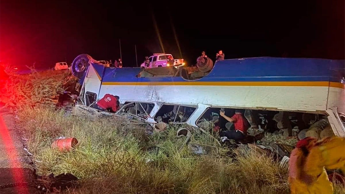 Vuelca autobús con jornaleros, en el lugar mueren una mujer embarazada y un menor
