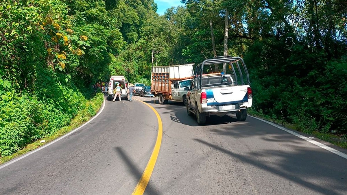 VIDEO Camión de pasajeros cae a un barranco, reportan al menos tres muertos y 21 heridos