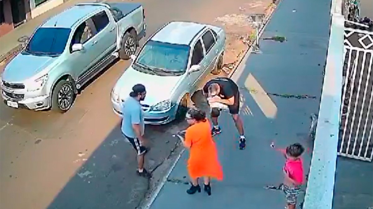 VIDEO Policía en descanso salva la vida de un niño de 3 años que se ahogaba