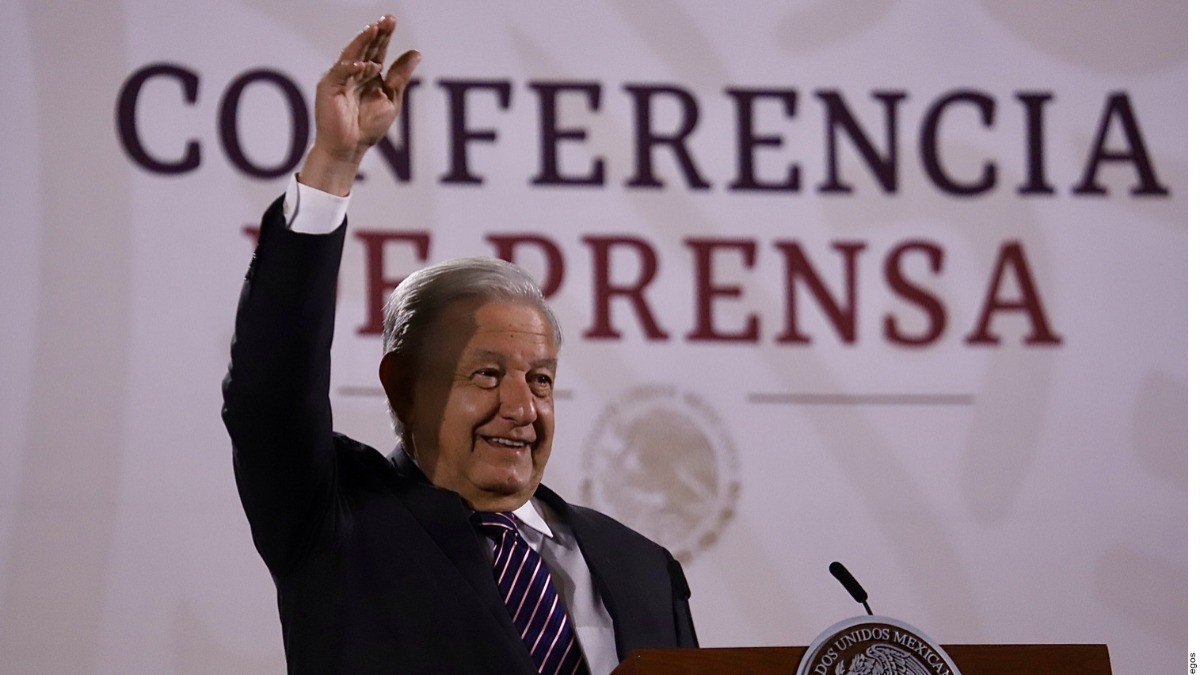 Hace AMLO consulta contra PJ; gritan 'fuera Piña'