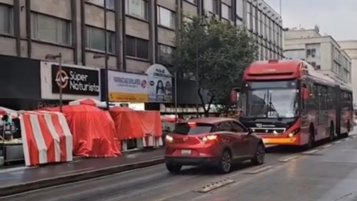 VIDEO Conductora invade carril del transporte público y la obligan a regresar de reversa