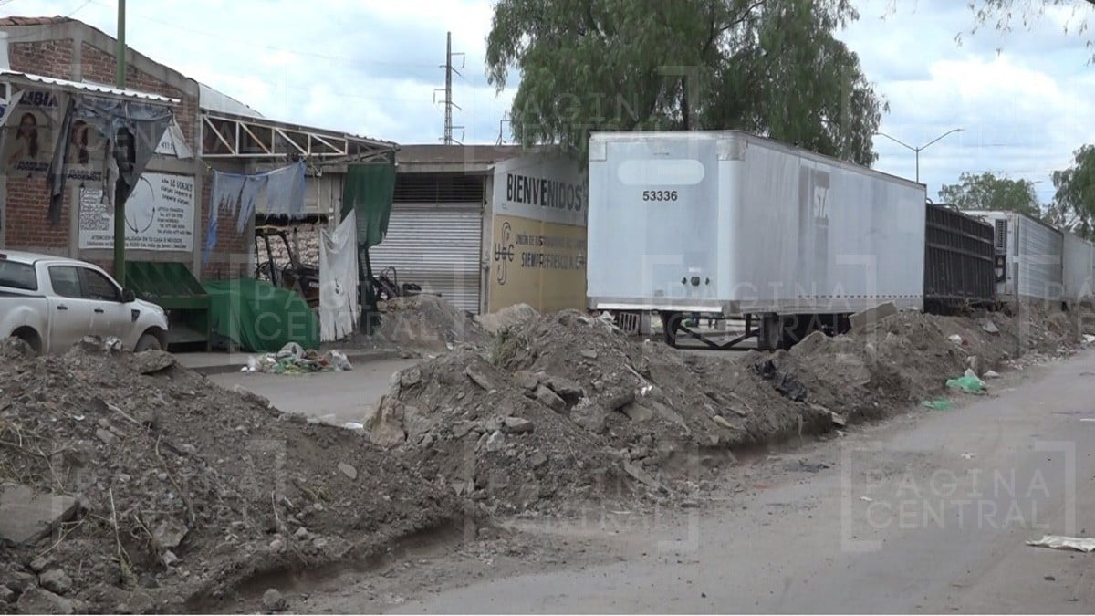 VIDEO Comerciantes derriban malla ciclónica de la Central de Abastos con una camioneta