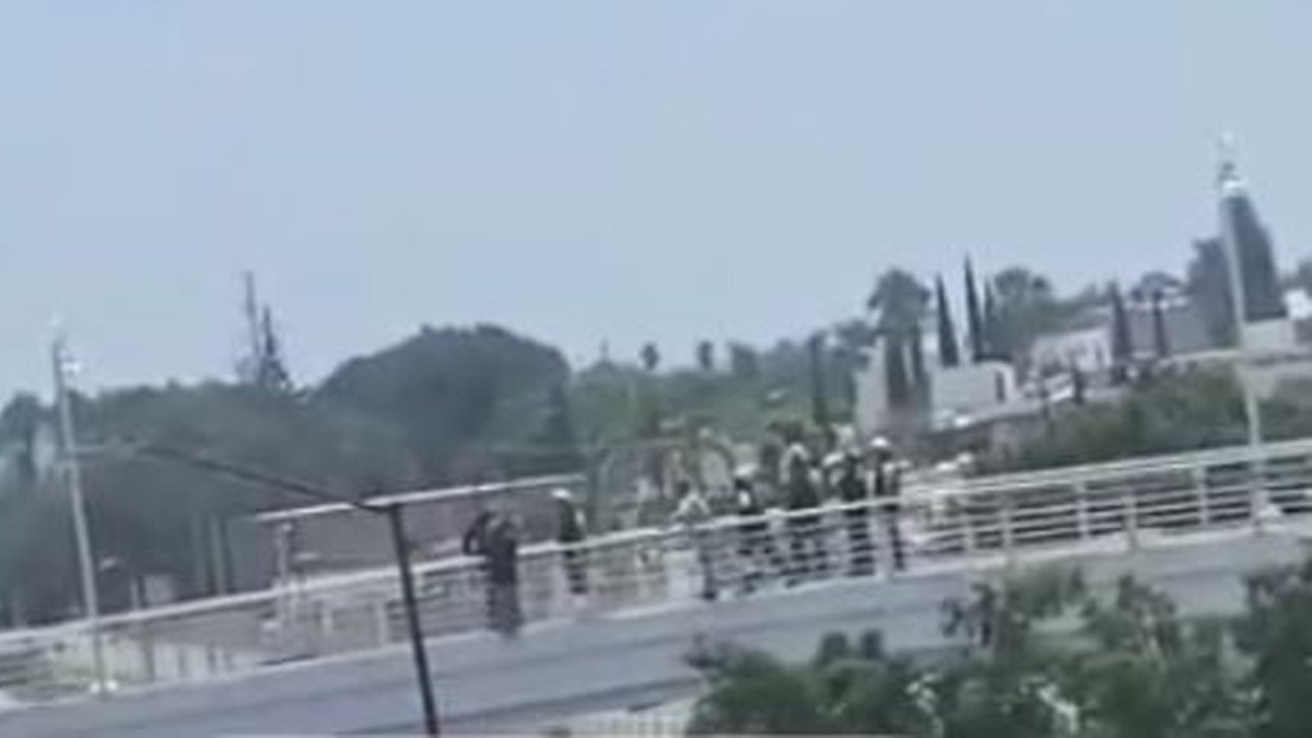 En segundos, policías de León rescatan a mujer de caer del Puente del Amor