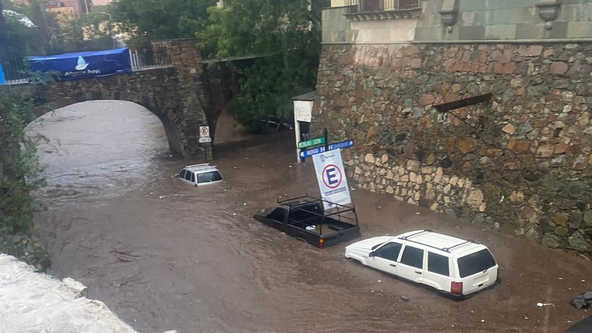 VIDEOS Tromba azota la ciudad, los carros están bajo el agua, otros arrastrados