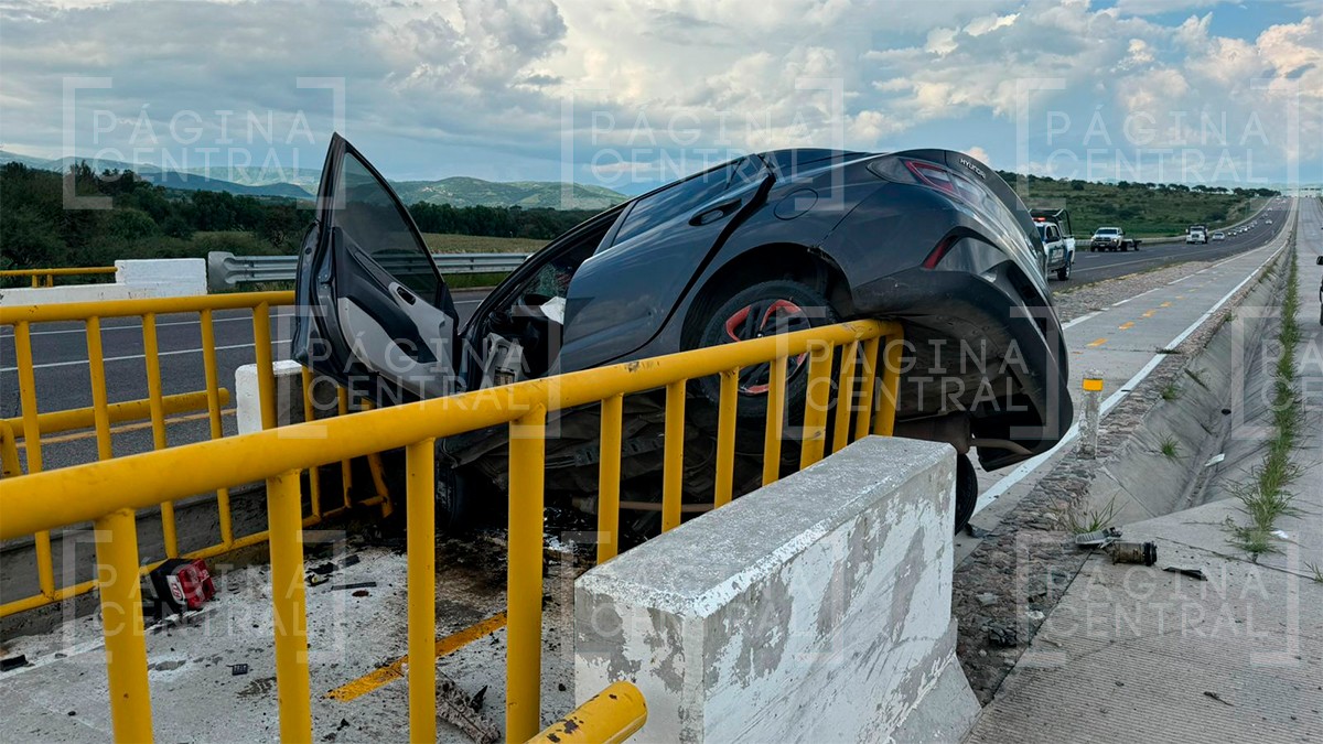 Armando resulta gravemente herido tras volcar su vehículo en el Eje Metropolitano