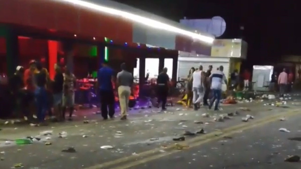VIDEO Graban momento en el que un camión se va contra personas afuera de un bar