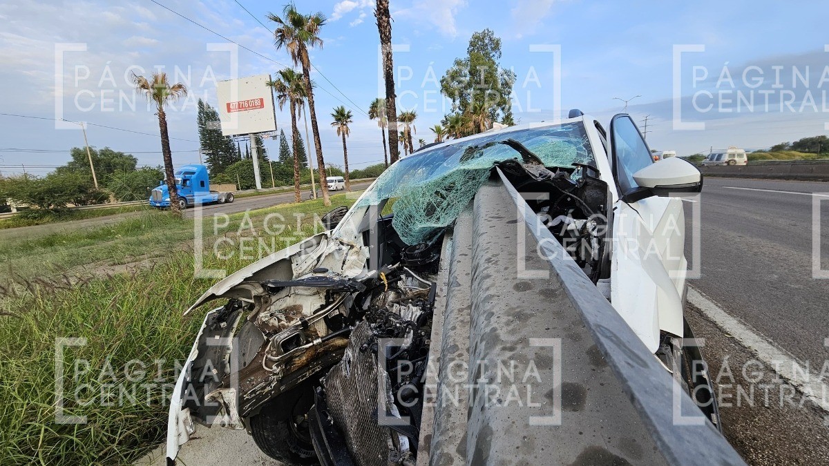 ¡Impactante! Conductor incrusta auto en barra de contención cuando iba rumbo a Guanajuato