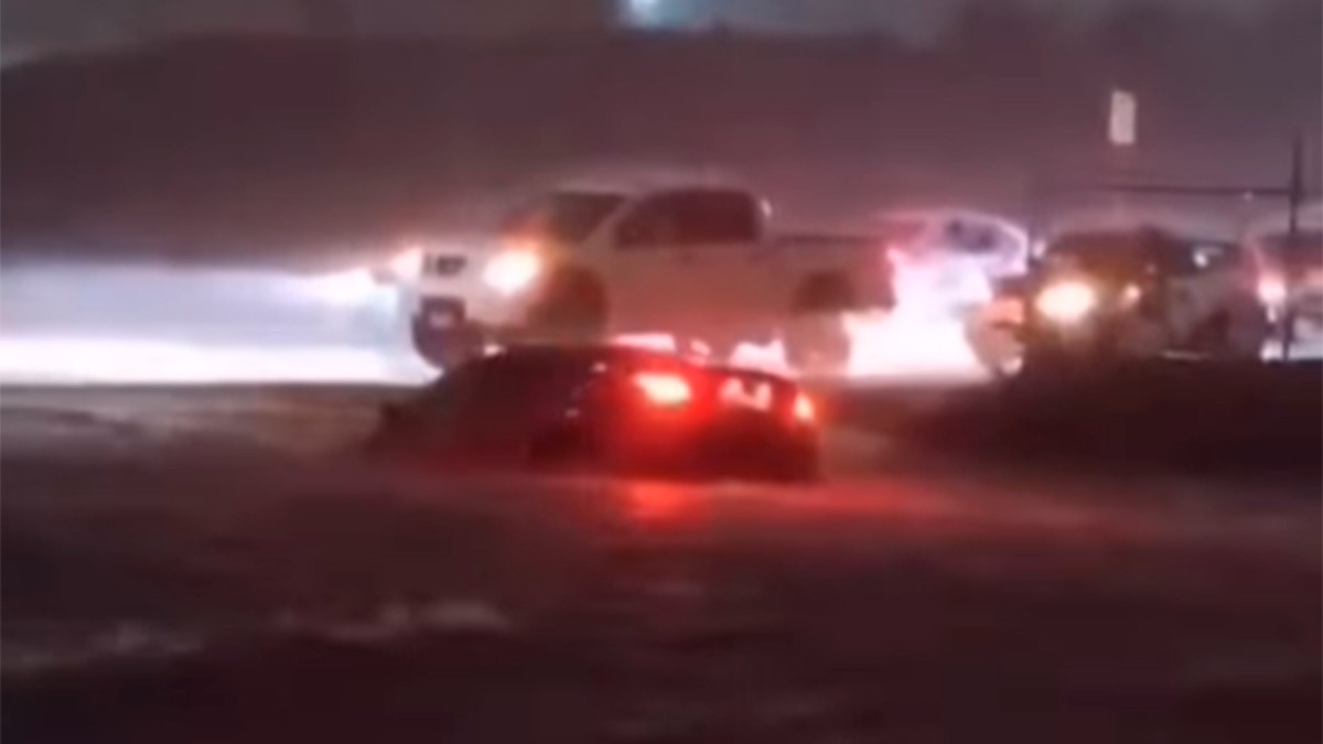 VIDEO Captan momento en el que un carro con todo y conductor es tragado por un desagüe