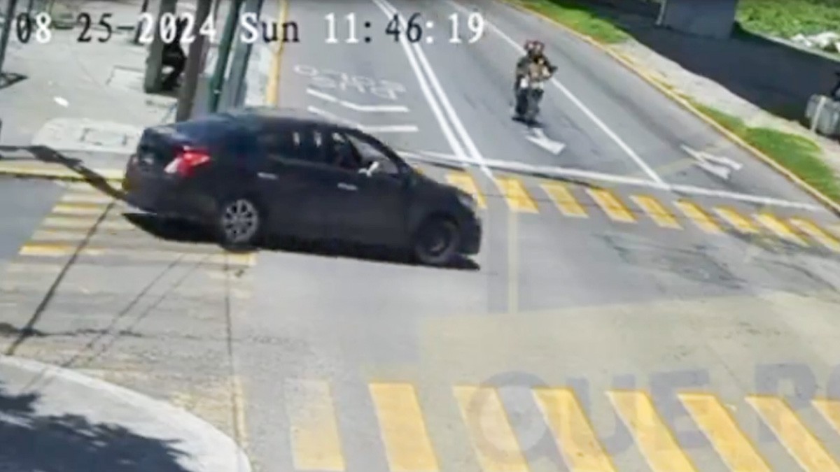 VIDEO ¡Golpazo! Motociclistas salen volando luego de impactar un auto en un cruce vial