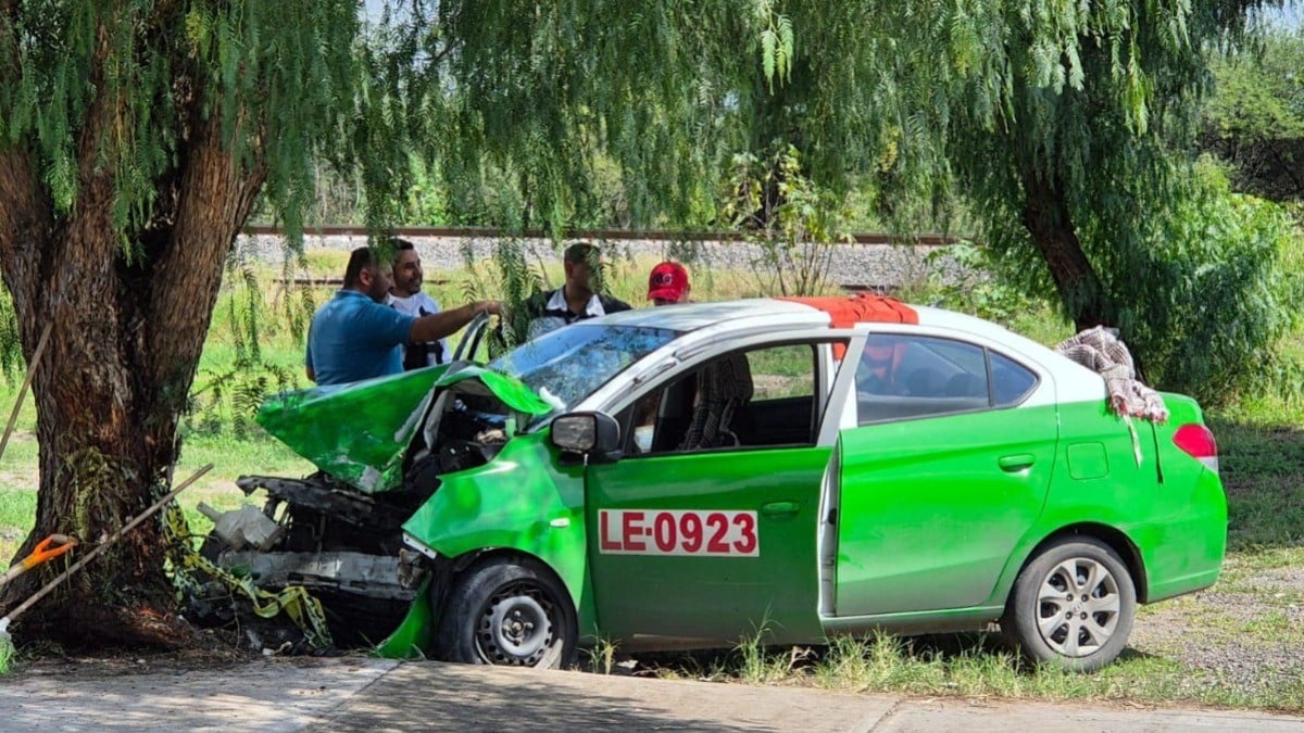Taxista pierde el control del auto y se estrella contra árbol en el Ecobulevar