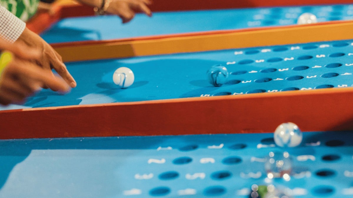 Alertan por nueva estafa con un juego de canicas; mujer casi pierde 18 mil pesos