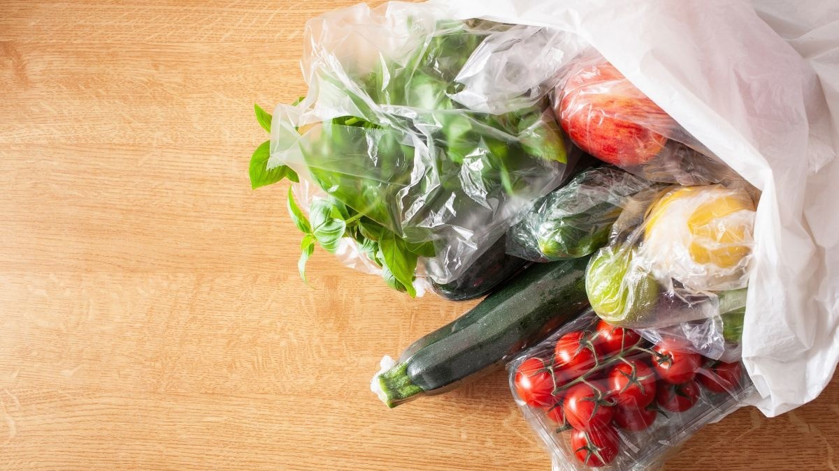 Por esta razón no debes guardar tus verduras en bolsas de plástico en el refrigerador