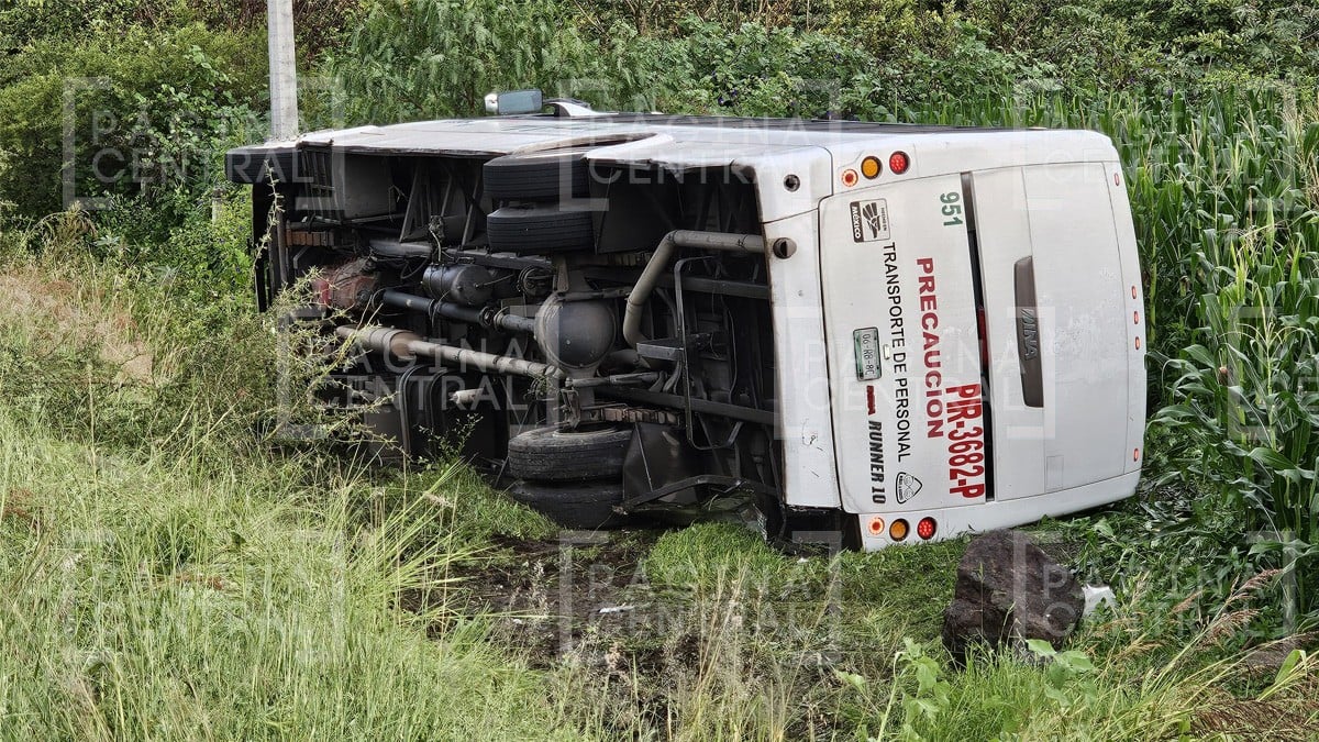 Vuelca camión de transporte de personal en el Eje Metropolitano; hay 17 heridos