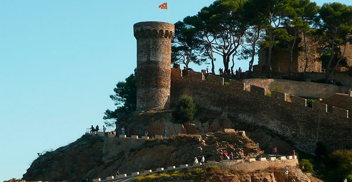 Mexicana cae a un acantilado al intentar una selfie con un castillo de fondo en España