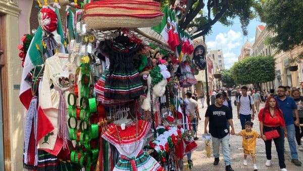 Adornos patrios llenan las calles de León de colorido y tradición