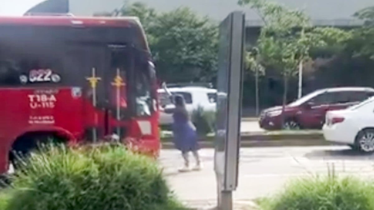 VIDEO Mujer se enfrenta a chofer de camión e intenta detener la unidad en movimiento