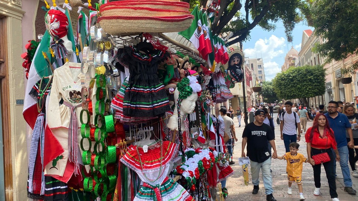 Adornos patrios llenan las calles de León de colorido y tradición