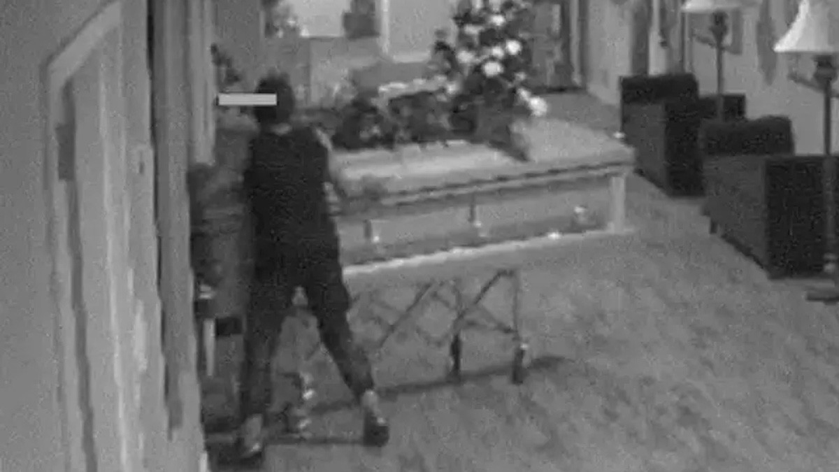 Captan a mujer al robar un ataúd con todo y cuerpo