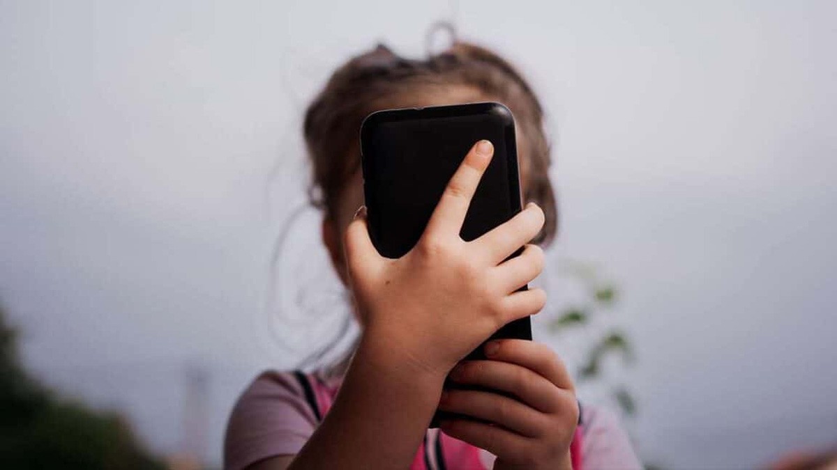 ¿Tus hijos pasan mucho tiempo en internet? INAI da consejos para protegerlos