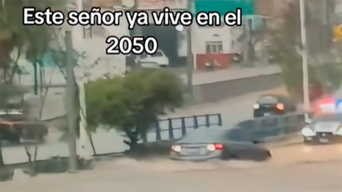 VIDEO ¡Anótale! Conductor sorprende con la forma en que atraviesa un gran encharcamiento