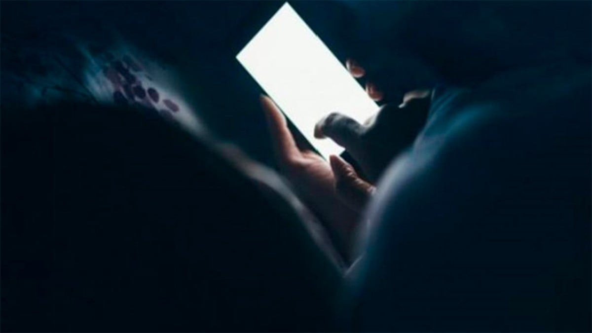 ¿Ves el celular justo antes de dormir? Te puede pasar esto