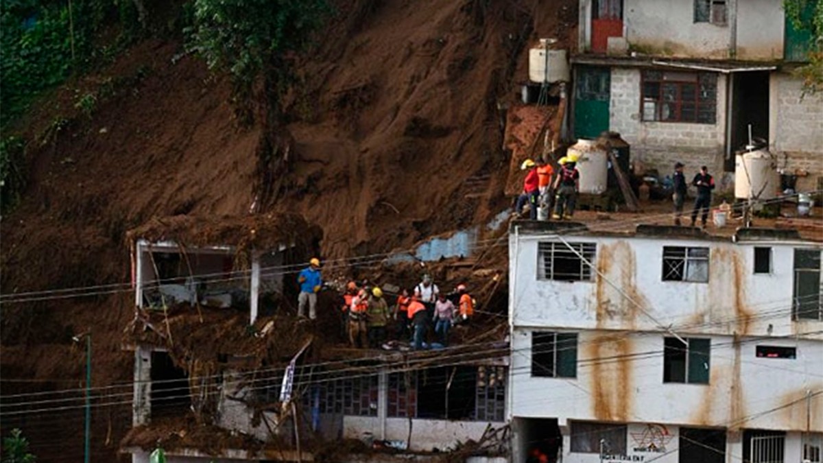Se desgaja cerro y sepulta a una familia en su casa, una bebé y sus papás mueren