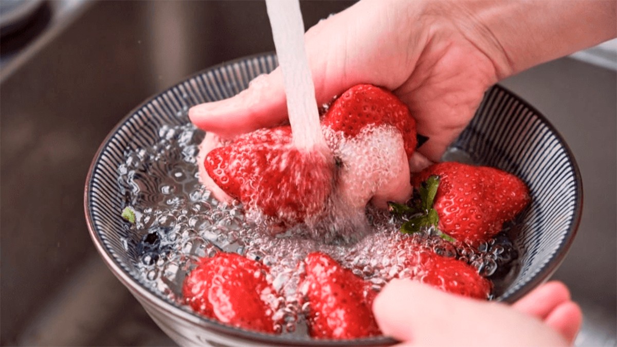 ¿Desinfectar fresas con vinagre y bicarbonato de sodio es efectivo?, un experto te lo dice