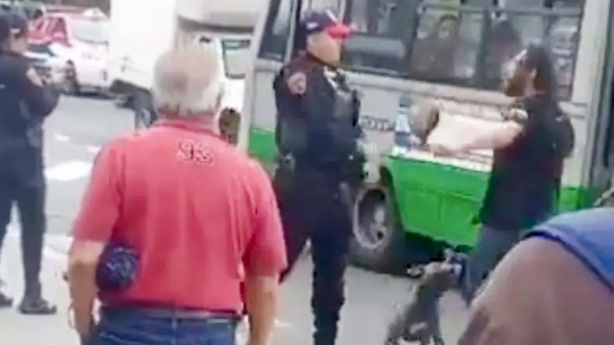 VIDEO ¡Con los lomitos no! Hombre maltrataba a su mascota pero policía lo encara y lo tunde