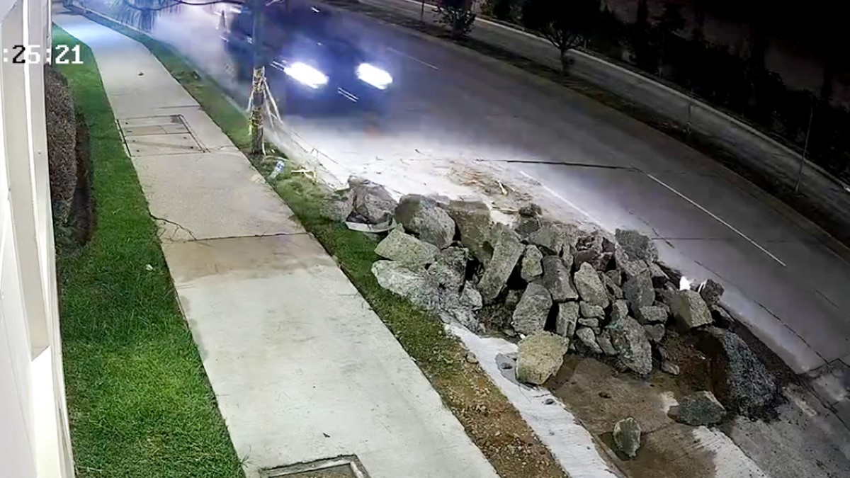 VIDEO ¡Voló por los aires! Camioneta a toda velocidad choca contra una pila de escombros